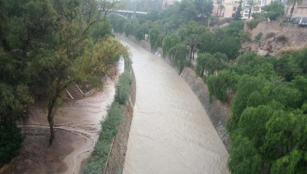 Rambla del río Vinalopó a su paso por Elche durante la gota fría. Rambla del río Vinalopó a su paso por Elche durante la gota fría.