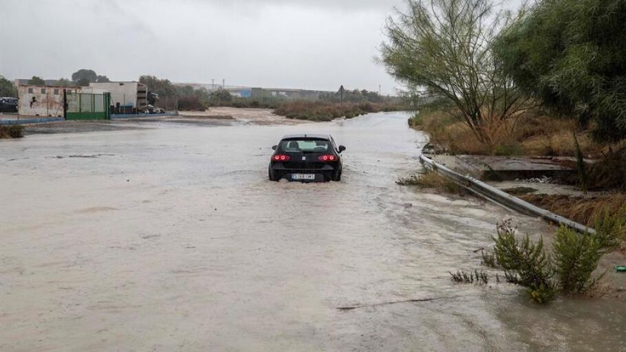 Un coche es arrastrado por una tromba de agua | Gota fr&iacute;a