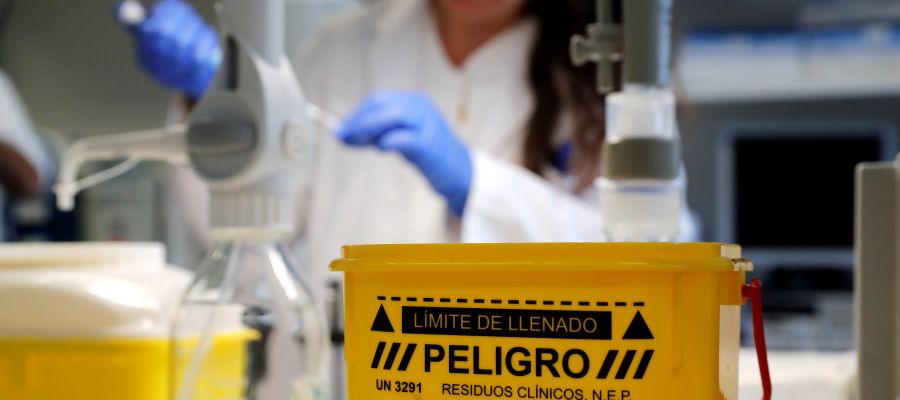 Investigadores del Centro Nacional de Microbiología (CNM) han confirmado que una misma cepa de listeria presente en diferentes lotes de carne mechada de la marca "La Mechá" ha sido la responsable del contagio de la enfermedad a al menos 144 pacientes. Investigadores del Centro Nacional de Microbiología (CNM) han confirmado que una misma cepa de listeria presente en diferentes lotes de carne mechada de la marca "La Mechá" ha sido la responsable del contagio de la enfermedad a al menos 144 pacientes.