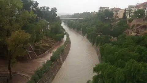 Rambla del río Vinalopó a su paso por Elche durante la gota fría. Rambla del río Vinalopó a su paso por Elche durante la gota fría.