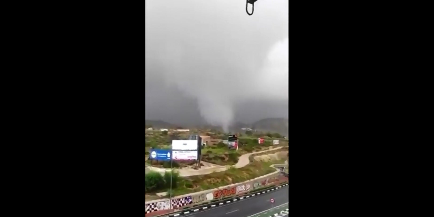 Espectacular tromba marina en Guardamar del Segura Espectacular tromba marina en Guardamar del Segura