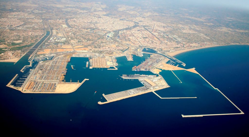 Ayuntamiento y Generalitat temen que el dragado previsto para ampliar del puerto dañe las playas del sur de València Ayuntamiento y Generalitat temen que el dragado previsto para ampliar del puerto dañe las playas del sur de València