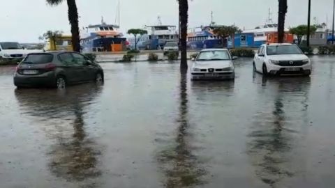 Avenida P&eacute;rez Ojeda de Santa Pola anegada durante la gota fr&iacute;a.