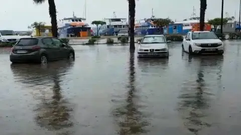Avenida Pérez Ojeda de Santa Pola anegada durante la gota fría. Avenida Pérez Ojeda de Santa Pola anegada durante la gota fría.