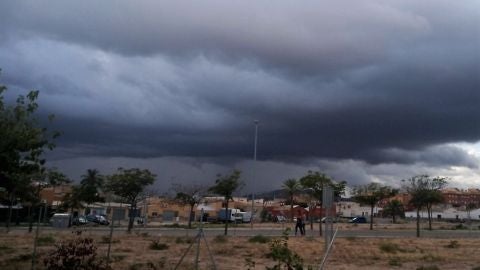 La gota fr&iacute;a amenaza el cielo de Elche.