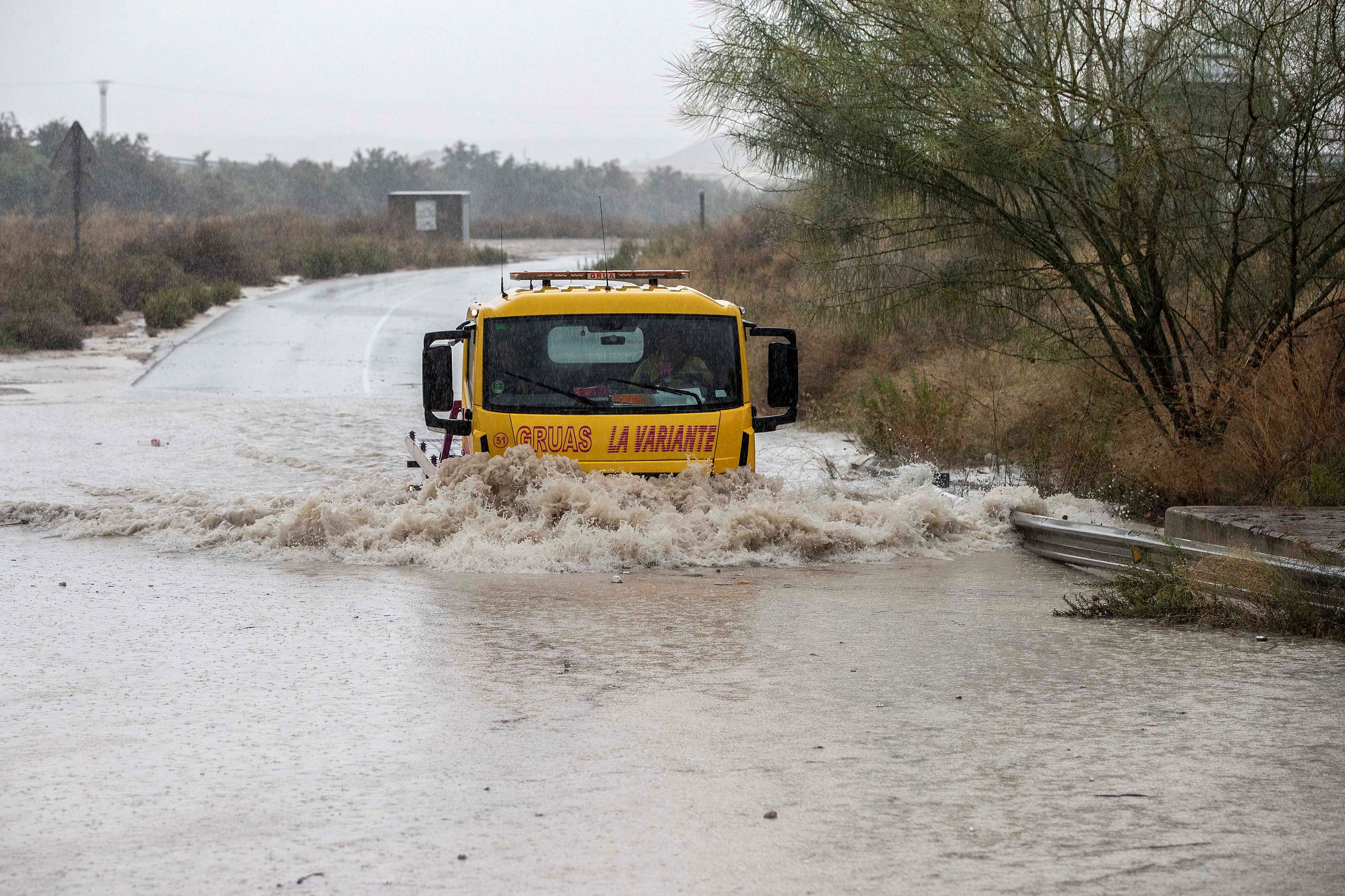 Emergencias Comunidad Valenciana hace un llamamiento a la prudencia de los ciudadanos: "Si no es preciso, no cojan el vehículo ni recorran las calles" Emergencias Comunidad Valenciana hace un llamamiento a la prudencia de los ciudadanos: "Si no es preciso, no cojan el vehículo ni recorran las calles"