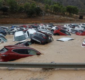 Coches inundados en Orihuela tras el paso de la gota fría Coches inundados en Orihuela tras el paso de la gota fría