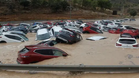 Coches inundados en Orihuela tras el paso de la gota fría Coches inundados en Orihuela tras el paso de la gota fría