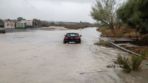 Un coche parado en la rambla de la Ca&ntilde;ada Morcillo en el pol&iacute;gono industrial de La Estrella en Molina de Segura