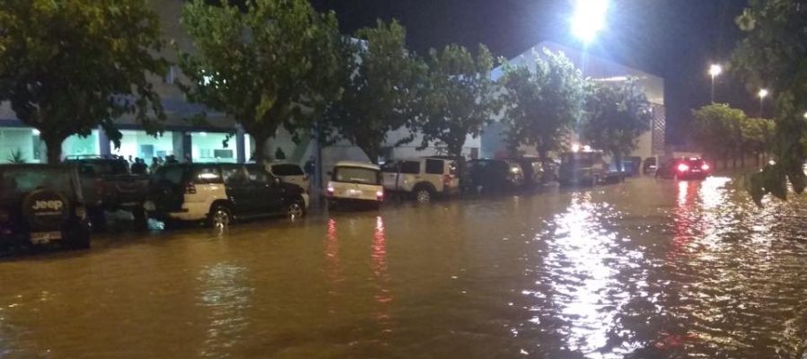 Vehículos 4x4 en Santa Pola preparados para asistir atrapados por las lluvias. Vehículos 4x4 en Santa Pola preparados para asistir atrapados por las lluvias.