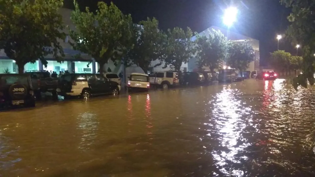 Vehículos 4x4 en Santa Pola preparados para asistir atrapados por las lluvias.