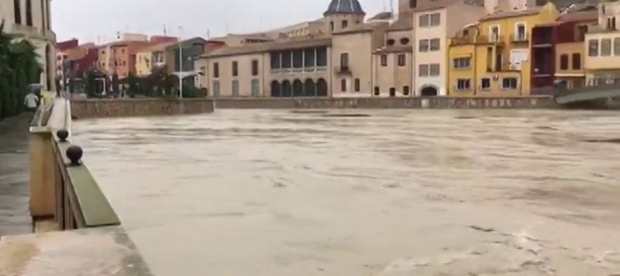 El río Segura se desborda a su paso por Orihuela (Alicante) El río Segura se desborda a su paso por Orihuela (Alicante)