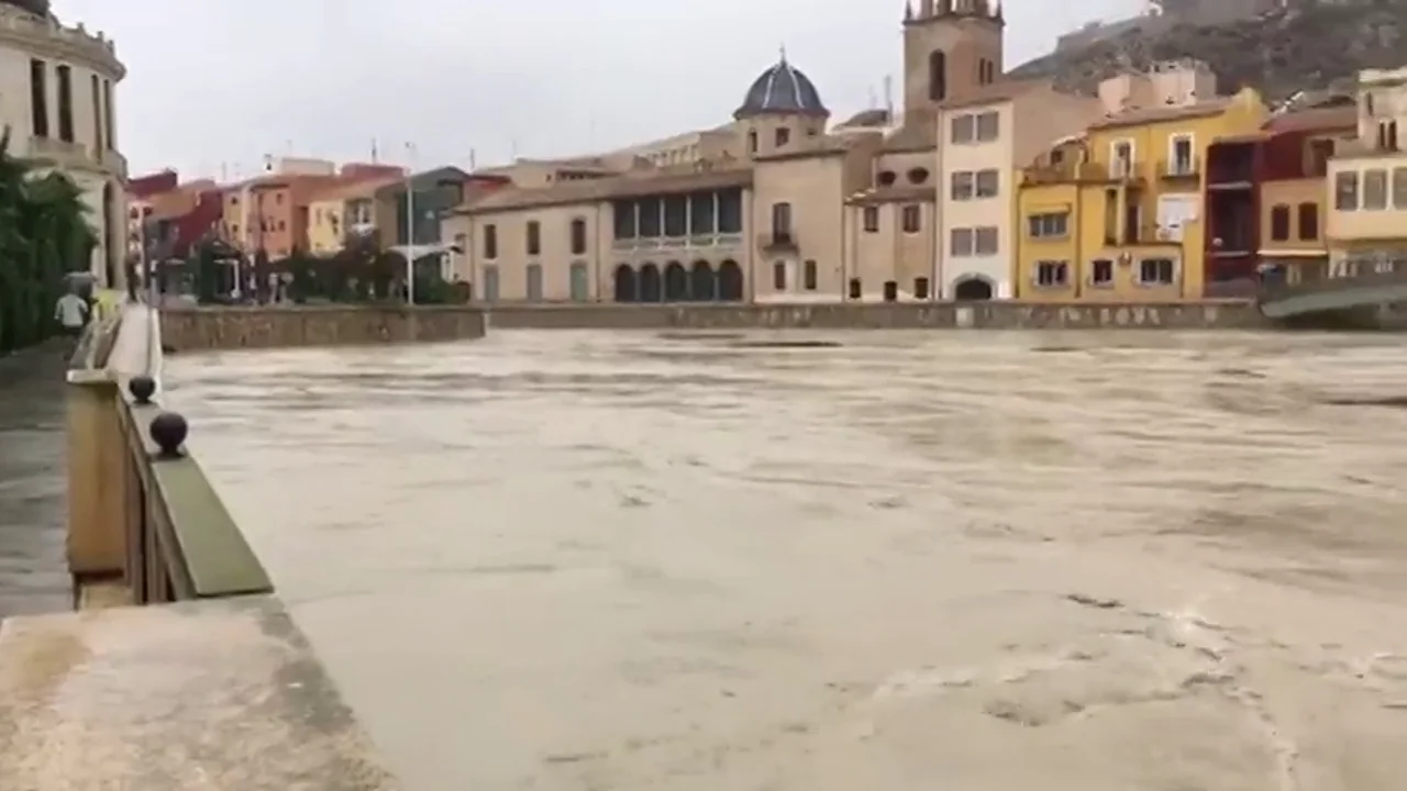 El río Segura se desborda a su paso por Orihuela (Alicante)