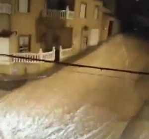 La gota fría sigue cayendo con fuerza: Almería, Murcia y Alicante se mantienen en aviso rojo La gota fría sigue cayendo con fuerza: Almería, Murcia y Alicante se mantienen en aviso rojo