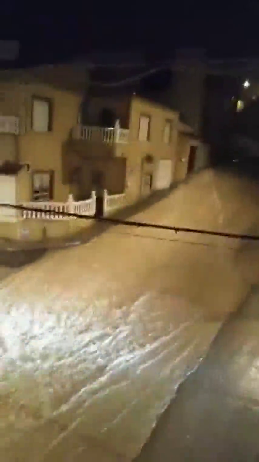 Muere un hombre en Almería al quedar atrapado en su vehículo por las fuertes lluvias Muere un hombre en Almería al quedar atrapado en su vehículo por las fuertes lluvias