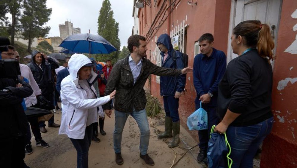 Pablo Casado visita las zonas afectadas por la gota fría en Ontinyent