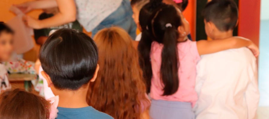 Niños en la fila del colegio. Niños en la fila del colegio.