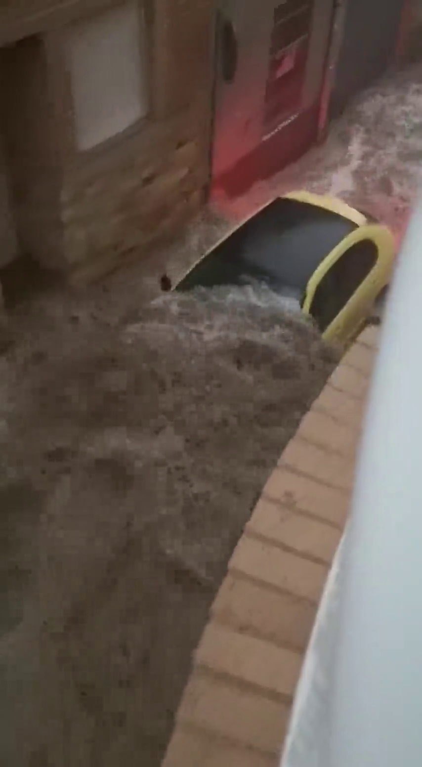 El desalojo de un camping y el rescate de personas atrapadas entre los servicios de los bomberos en Elche y Santa Pola El desalojo de un camping y el rescate de personas atrapadas entre los servicios de los bomberos en Elche y Santa Pola