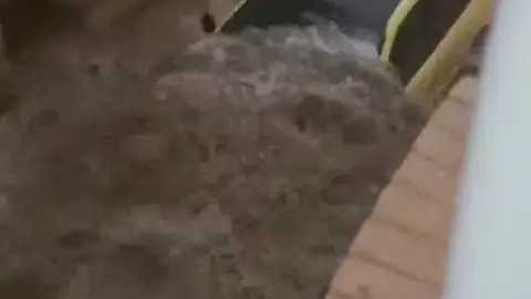 El angustioso momento en el que la tromba de agua engulle a un conductor en Santa Pola El angustioso momento en el que la tromba de agua engulle a un conductor en Santa Pola