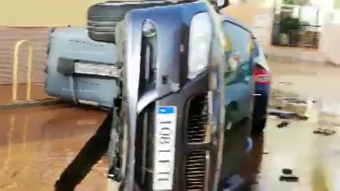 Gota fr&iacute;a: Calles anegadas, coches volcados y casas detrozadas por el temporal