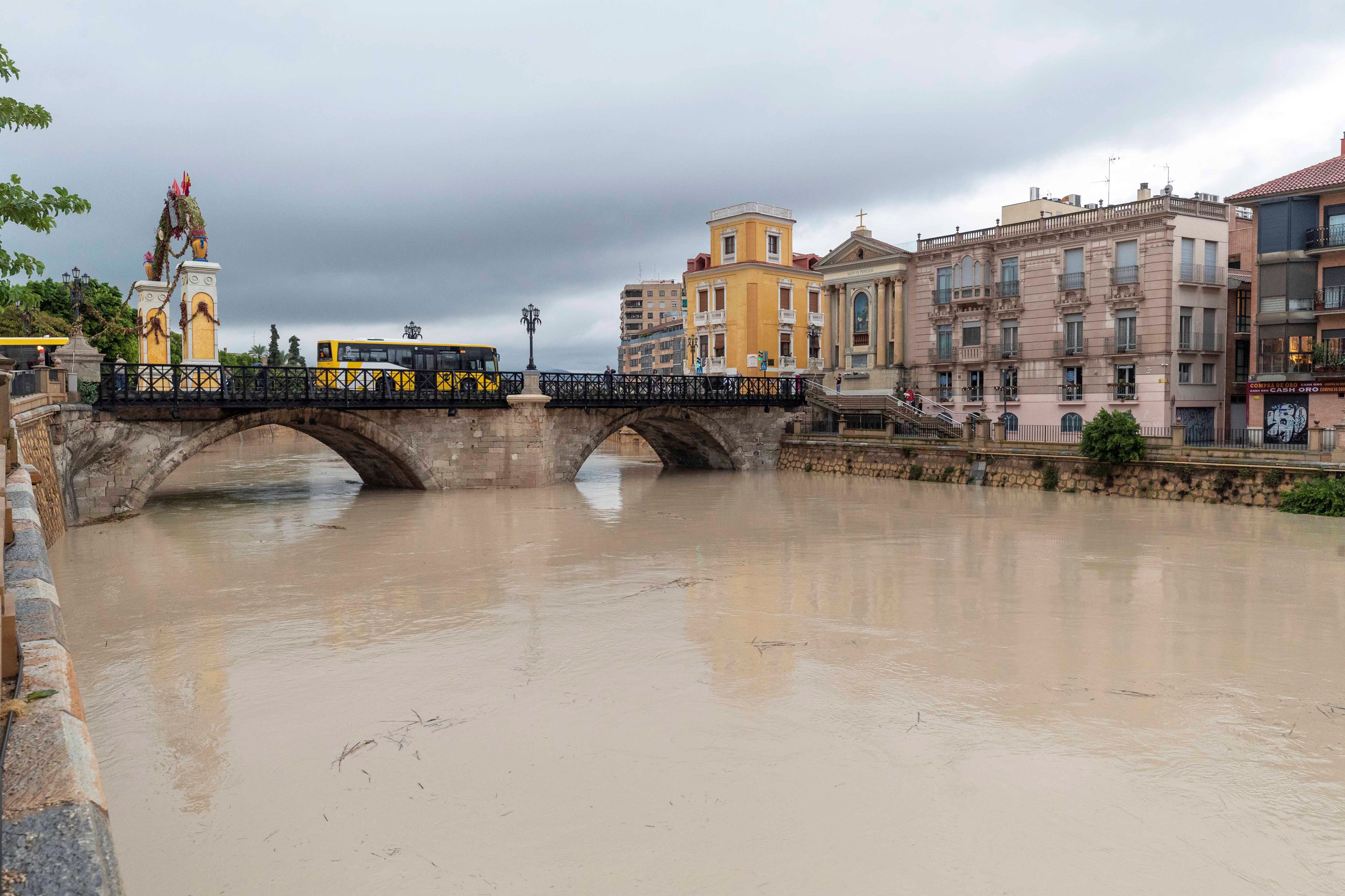 López Miras, presidente de Murcia: "No salgan de sus casas, ni usen el vehículo, con cualquier crecida pueden quedar atrapados" López Miras, presidente de Murcia: "No salgan de sus casas, ni usen el vehículo, con cualquier crecida pueden quedar atrapados"