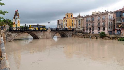El cauce del rio Segura a su paso por el puente viejo en la ciudad de Murcia