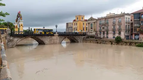 El cauce del rio Segura a su paso por el puente viejo en la ciudad de Murcia El cauce del rio Segura a su paso por el puente viejo en la ciudad de Murcia