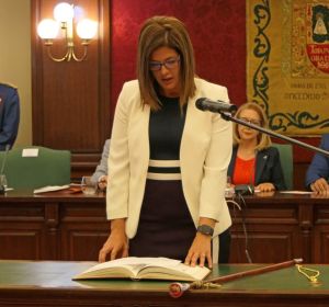 La alcaldesa socialista de Móstoles, Noelia Posse, jura su cargo La alcaldesa socialista de Móstoles, Noelia Posse, jura su cargo