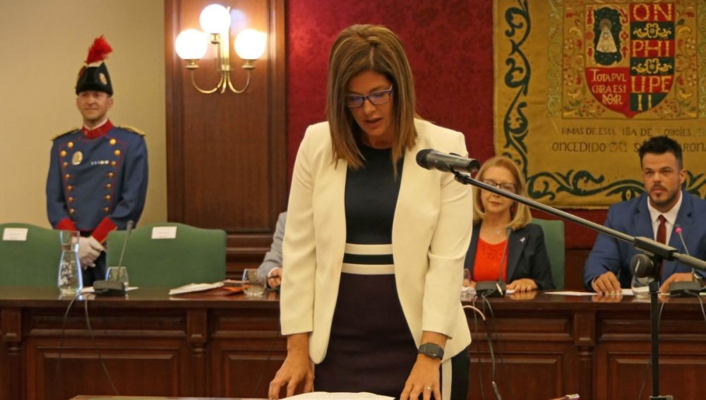 La alcaldesa socialista de Móstoles, Noelia Posse, jura su cargo