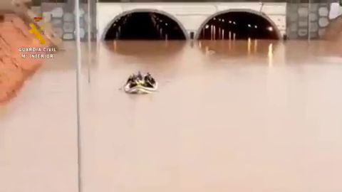 La Guardia Civil rescata a una persona atrapada en el túnel de la AP7 en Pilar de la Horadada