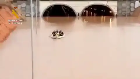La Guardia Civil rescata a una persona atrapada en el túnel de la AP7 en Pilar de la Horadada La Guardia Civil rescata a una persona atrapada en el túnel de la AP7 en Pilar de la Horadada