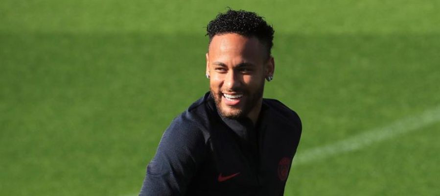 Neymar, en el campo de entrenamiento del PSG. Neymar, en el campo de entrenamiento del PSG.
