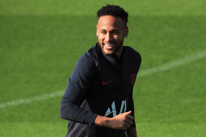 Neymar, ya disponible para jugar con el PSG tras su 'no' fichaje por el Barcelona Neymar, ya disponible para jugar con el PSG tras su 'no' fichaje por el Barcelona