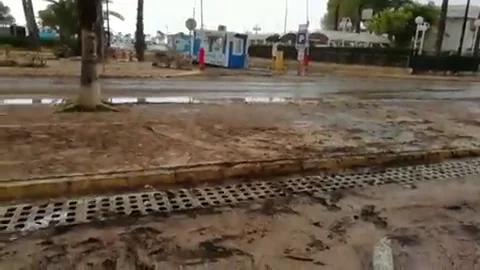 El fango inunda las calles de Santa Pola