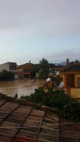 Se sube al tejado de su vivienda para huir de las inundaciones en Bahía Bella, Cartagena Se sube al tejado de su vivienda para huir de las inundaciones en Bahía Bella, Cartagena