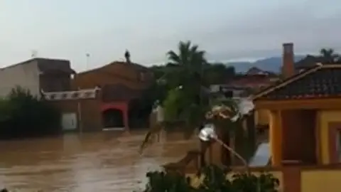 Se sube al tejado de su vivienda en Bahía Bella para huír de las inundaciones Se sube al tejado de su vivienda en Bahía Bella para huír de las inundaciones