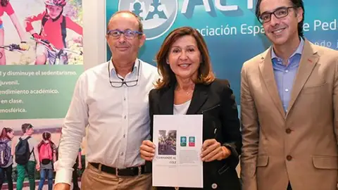 La AEP presenta el documento “Caminando al cole” que reúne la evidencia científica existente sobre los beneficios de esta actividad EN BUENAS MANOS
