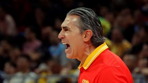 Sergio Scariolo, en tensi&oacute;n durante el partido 