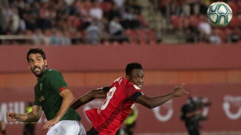 Ra&uacute;l Garc&iacute;a y Baba se disputan la posesi&oacute;n del bal&oacute;n