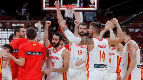 Los jugadores de la selección española celebran la victoria Los jugadores de la selección española celebran la victoria