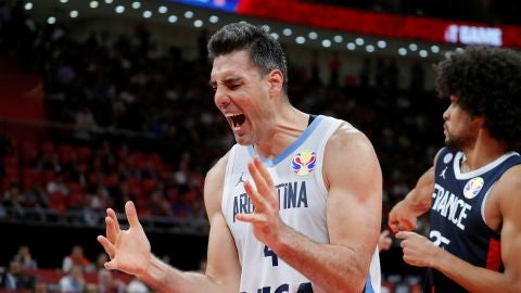 Luis Scola, en el partido de la selecci&oacute;n argentina de f&uacute;tbol