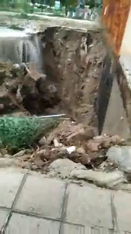 Gota fría: Una cascada de agua se lleva por delante una fachada en Murcia Gota fría: Una cascada de agua se lleva por delante una fachada en Murcia