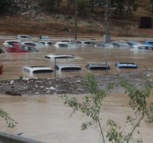 Coches inundados en Orihuela Coches inundados en Orihuela