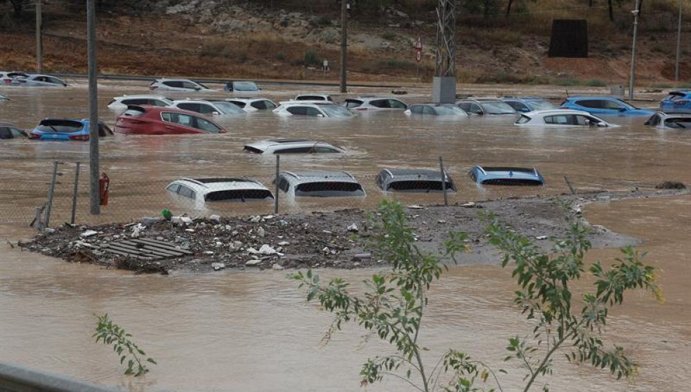 Coches inundados en Orihuela