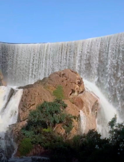 Las lluvias dejan una estampa poco habitual en el Pantano de Elche con una gran cascada en su presa Las lluvias dejan una estampa poco habitual en el Pantano de Elche con una gran cascada en su presa