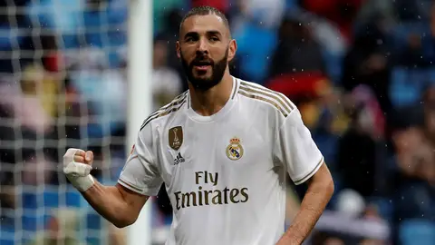 Benzema celebra un gol con el Real Madrid Benzema celebra un gol con el Real Madrid