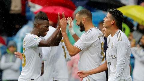 Los jugadores del Real Madrid celebran el gol