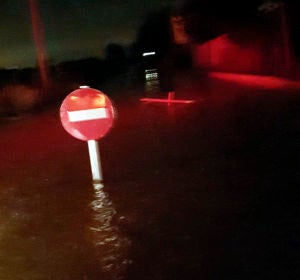 Una señal de tráfico anegada por el agua en El Rincón de los Pablos de Crevillent. Una señal de tráfico anegada por el agua en El Rincón de los Pablos de Crevillent.