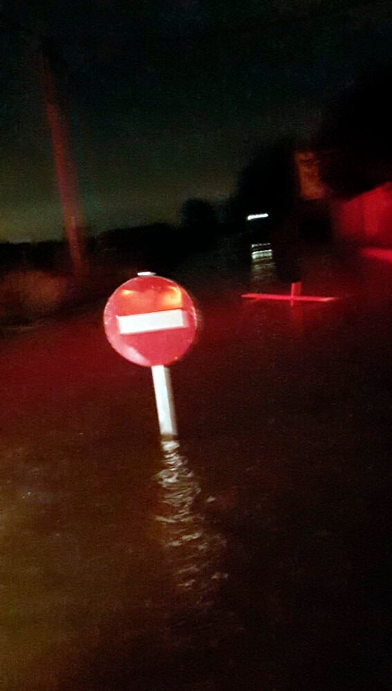 Una señal de tráfico anegada por el agua en El Rincón de los Pablos de Crevillent.