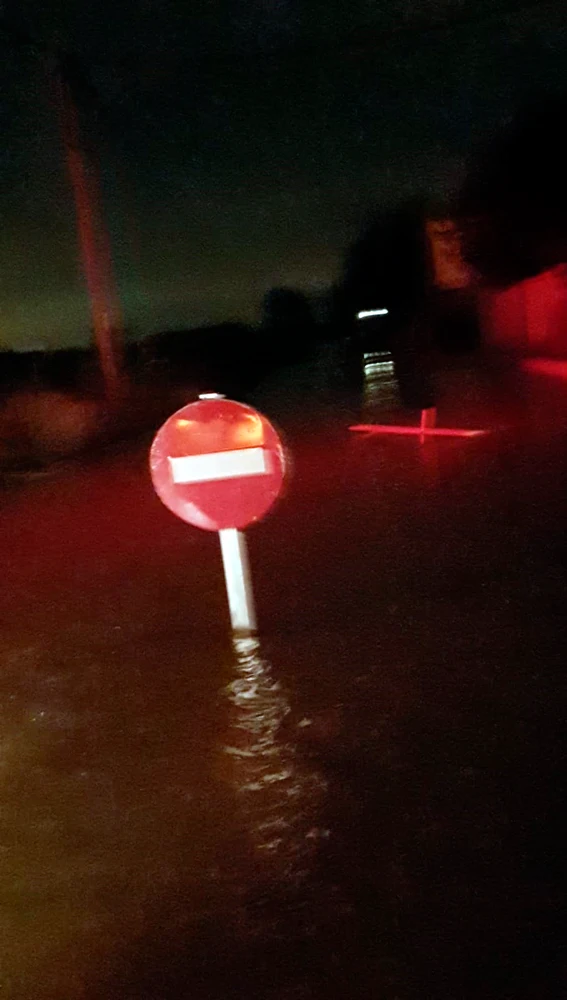 Una señal de tráfico anegada por el agua en El Rincón de los Pablos de Crevillent. Una señal de tráfico anegada por el agua en El Rincón de los Pablos de Crevillent.